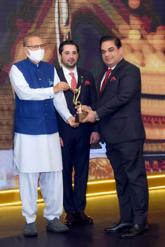 Sardar Tahir Mehmood taking award from President of Pakistan